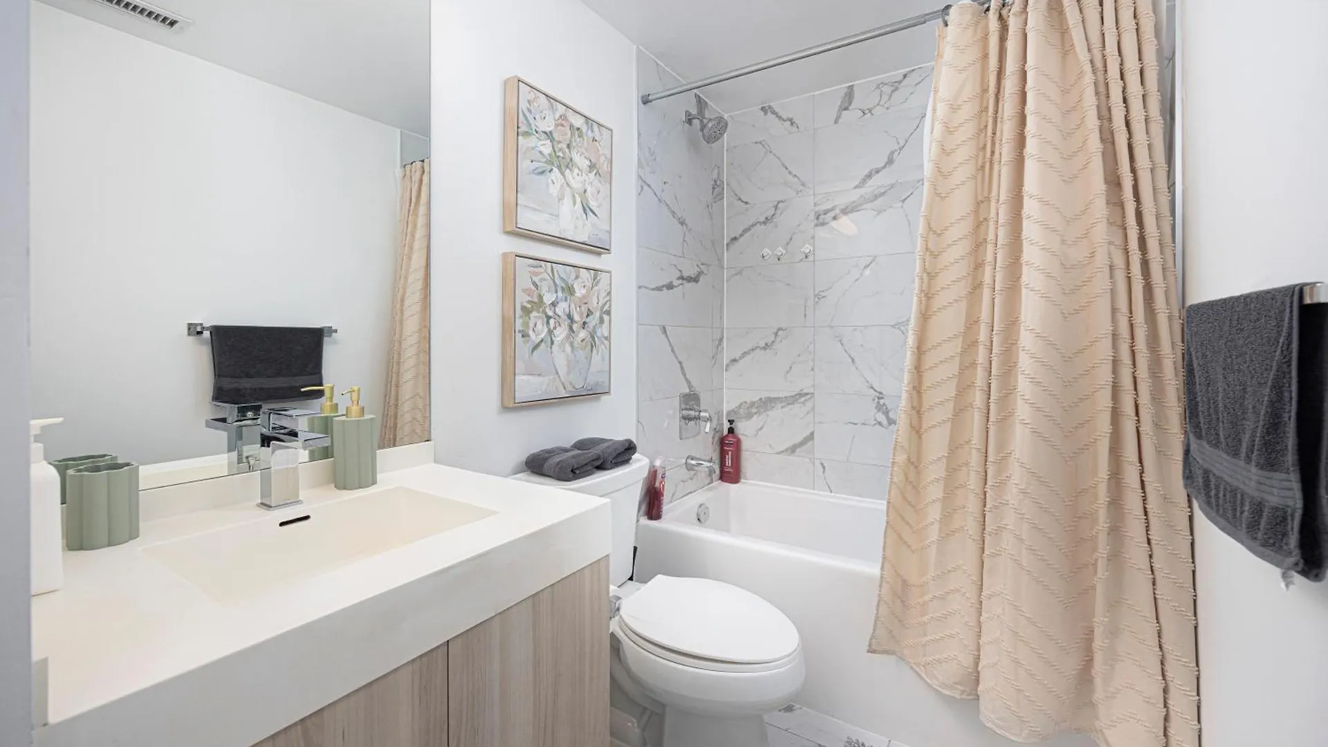 Luxury & Modern Suite - Right By Dundas Square トロント